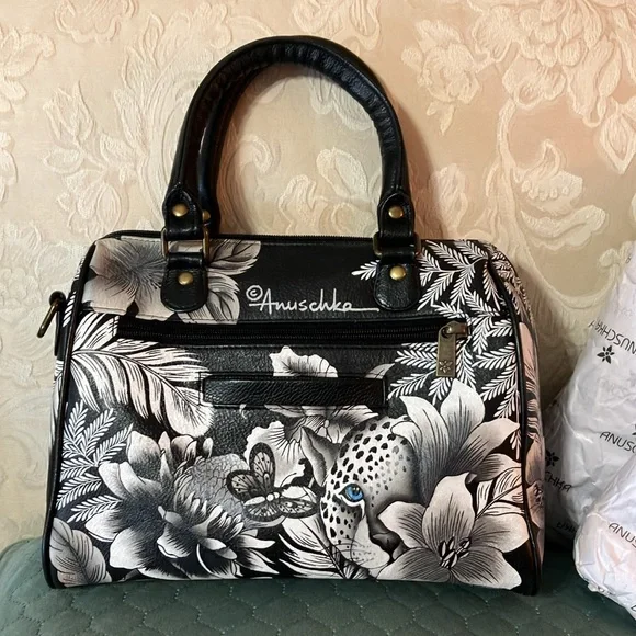 Anushka zip around satchel Cleopatra’s leopard - Picture 4 of 16